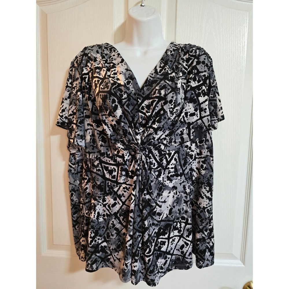 Daisy Fuentes Woman Black White Abstract Twist Front V Neck Top 2X /0426